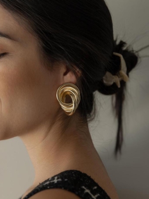 Brinco Raquel Banhado a Ouro 18k Com Design Circular Elegante.