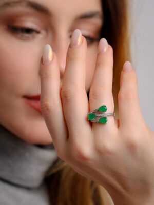 Anel Três Esmeraldas Cravejada | Prata 925