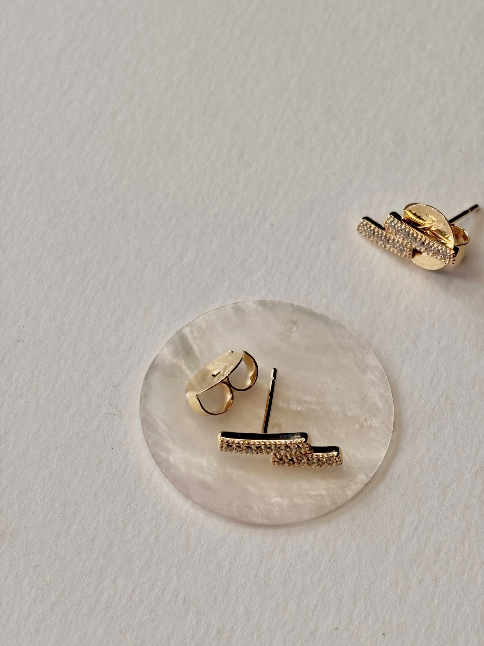 Brinco 2 Linhas Cravejadas | Ouro