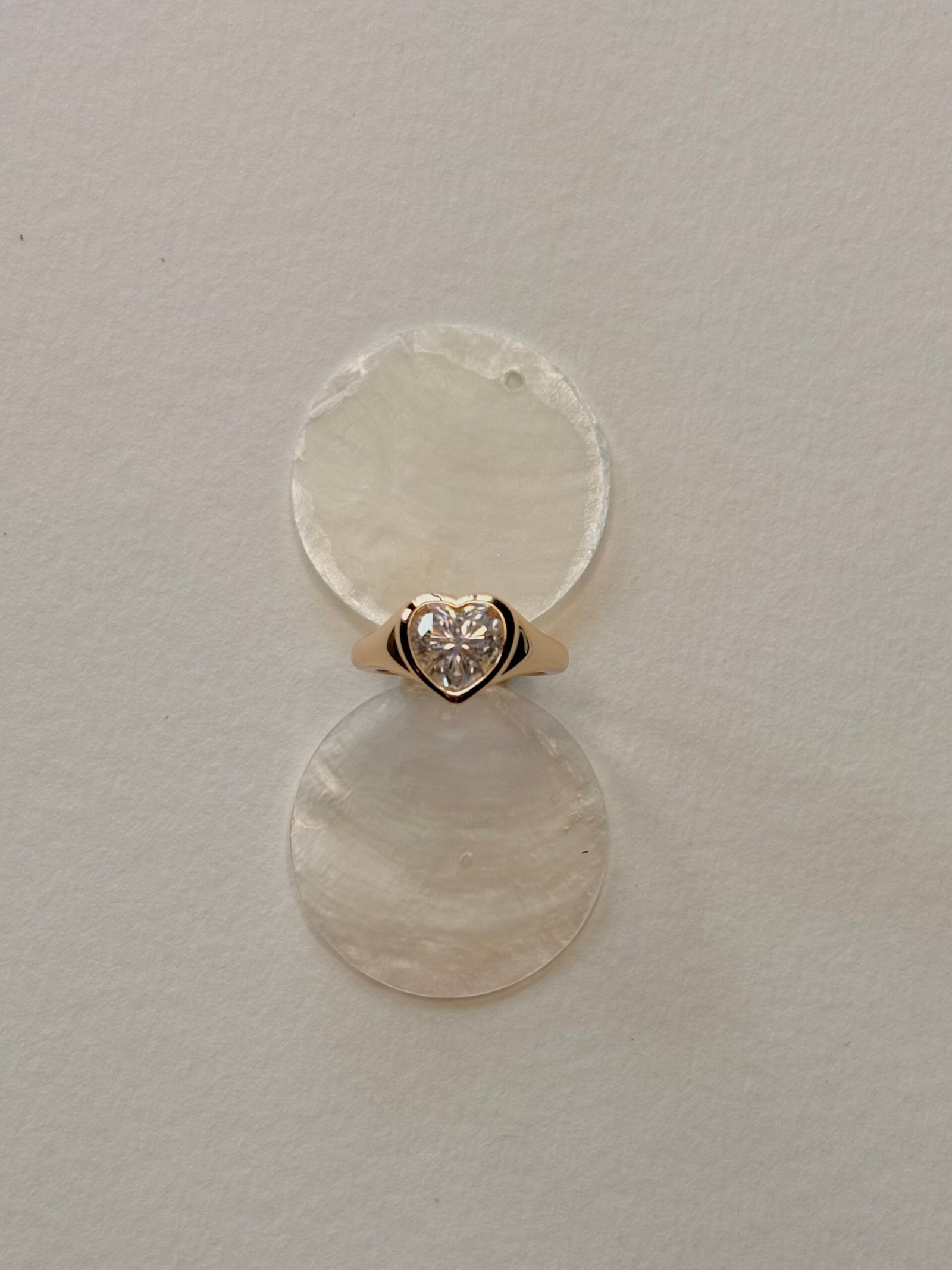 Anel Dedinho Coração Moissanite Cravação Inglesa | Prata 925 com Banho em Ouro 18k - Imagem 3